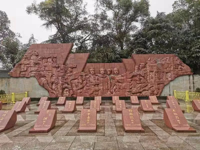 十二桥烈士陵园内的烈士纪念碑（图片由成都青羊区提供）
