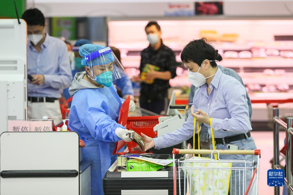 5月16日，市民在上海市徐汇区一家超市内购物。当日起，上海将分三阶段恢复正常生产生活秩序。新华社记者 丁汀摄