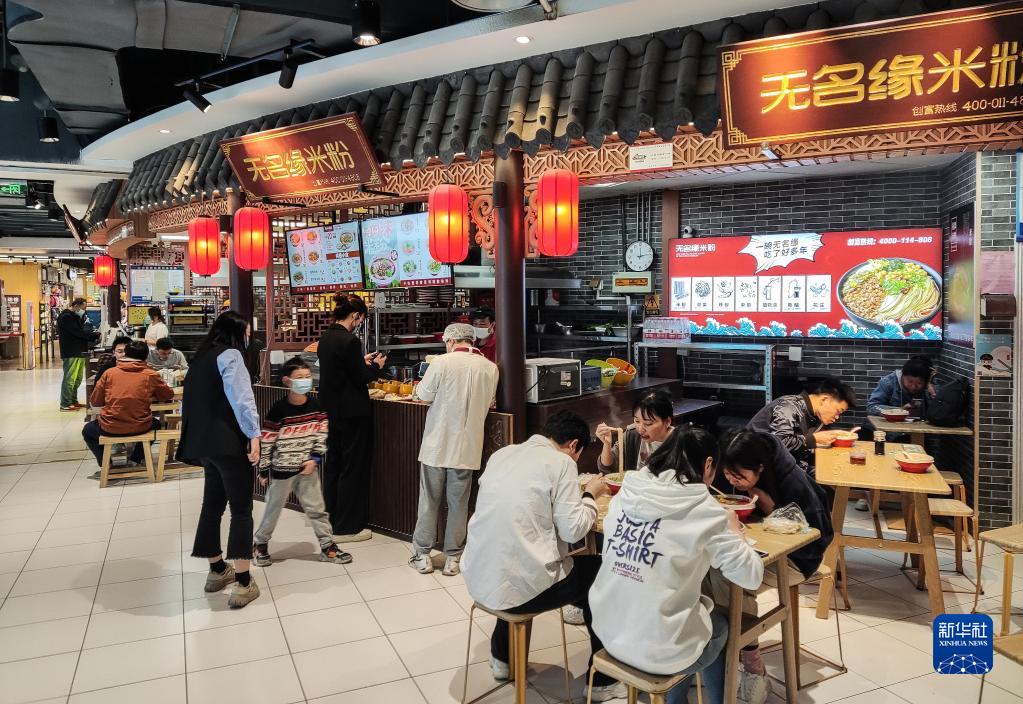 顾客在山东济南一家商场的餐饮区用餐（5月10日摄）。新华社记者 朱峥 摄