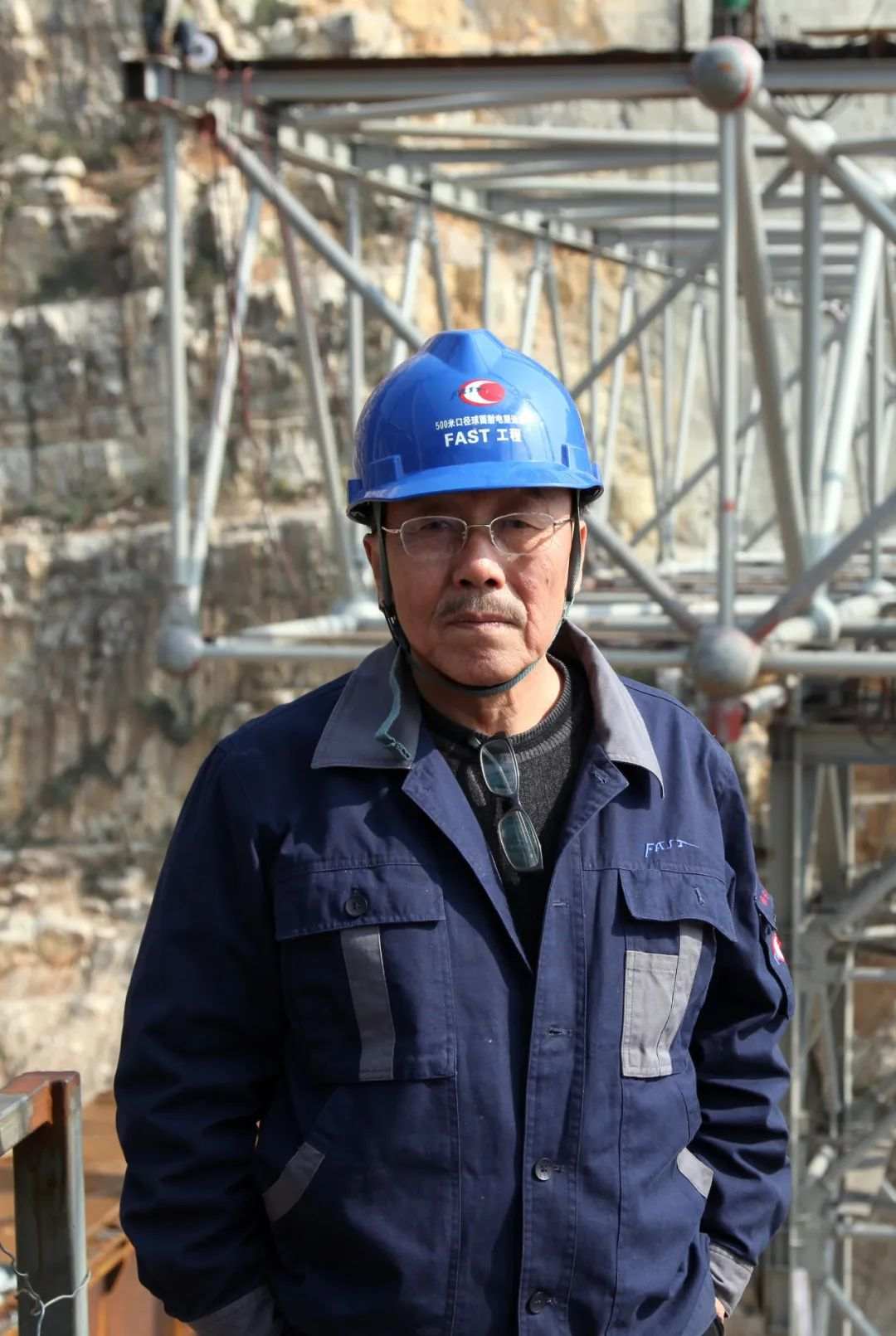 南仁东在大窝凼施工现场（2013年12月31日摄）。新华社发（中科院国家天文台供图）