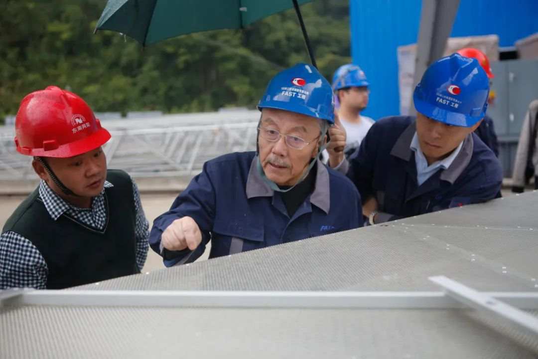 南仁东（左二）在大窝凼施工现场指导反射面单元拼装工作（2015年11月25日摄）。新华社发（中科院国家天文台供图）