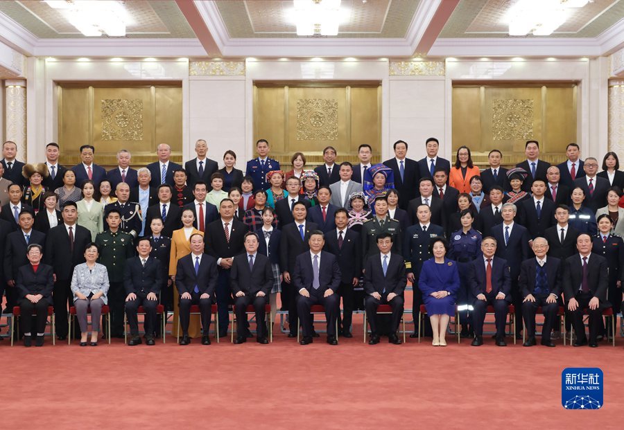 11月5日，党和国家领导人习近平、王沪宁等在北京人民大会堂会见第八届全国道德模范及提名奖获得者。新华社记者 李学仁 摄