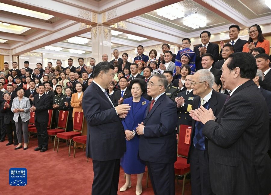 11月5日，党和国家领导人习近平、王沪宁等在北京人民大会堂会见第八届全国道德模范及提名奖获得者。这是习近平同全国敬业奉献模范张伯礼等亲切交流。新华社记者 李学仁 摄