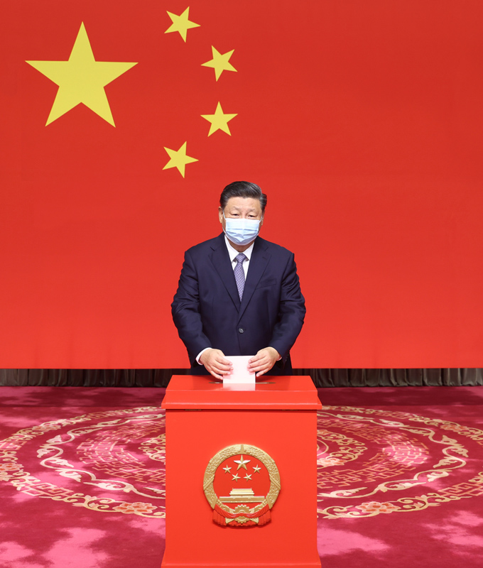 11月5日，中共中央总书记、国家主席、中央军委主席习近平在北京市西城区中南海选区怀仁堂投票站参加区人大代表选举投票。新华社记者 鞠鹏 摄