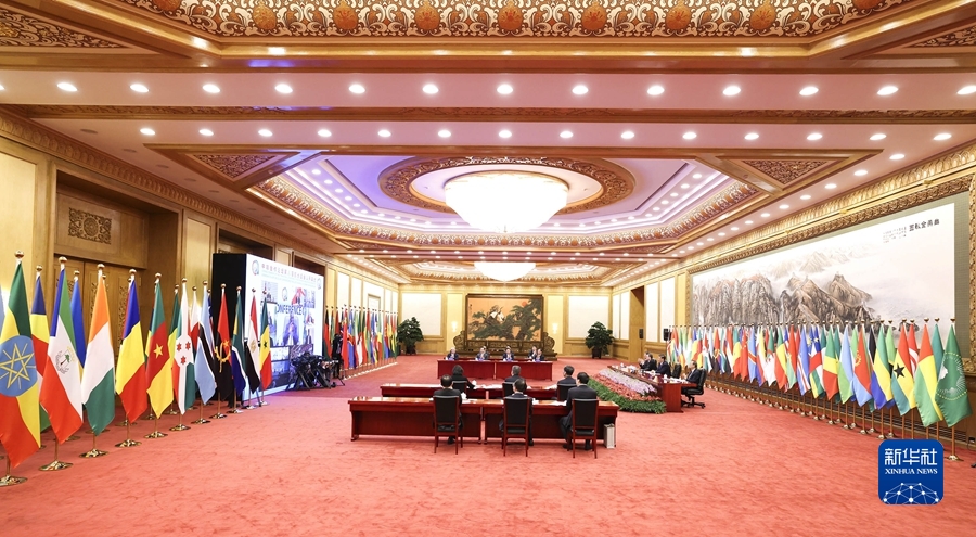  　　11月29日晚，国家主席习近平在北京以视频方式出席中非合作论坛第八届部长级会议开幕式并发表题为《同舟共济，继往开来，携手构建新时代中非命运共同体》的主旨演讲。新华社记者 庞兴雷 摄