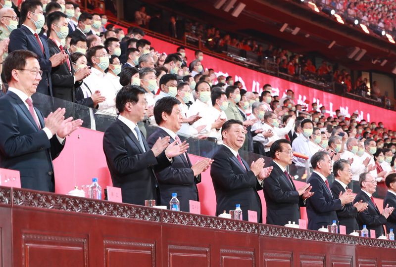 　　6月28日晚，庆祝中国共产党成立100周年文艺演出《伟大征程》在国家体育场盛大举行。习近平、李克强、栗战书、汪洋、王沪宁、赵乐际、韩正、王岐山等党和国家领导人，同约2万名观众一起观看演出。新华社记者 庞兴雷 摄
