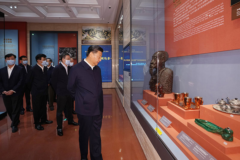 　　7月16日，中共中央总书记、国家主席、中央军委主席习近平在中央礼品文物管理中心参观“友好往来　命运与共——党和国家领导人外交活动礼品展”。新华社记者 李学仁 摄