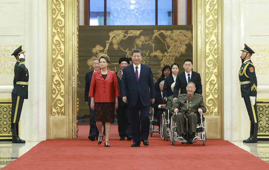   9月29日，中华人民共和国国家勋章和国家荣誉称号颁授仪式在北京人民大会堂金色大厅隆重举行。中共中央总书记、国家主席、中央军委主席习近平同国家勋章和国家荣誉称号获得者一同步入会场。