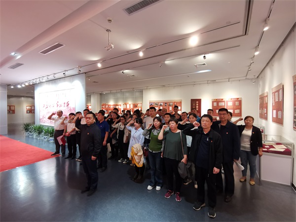 乌达区委组织部联合乌达区委办公室组织支部党员参观档案文献展.JPG
